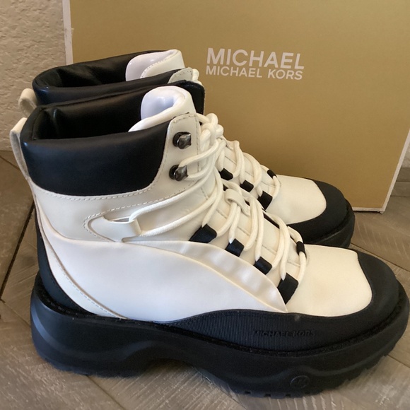 MICHAEL MICHAEL KORS Women's Dupree Ankle Hiker Booties, size 7 - Picture 1 of 9
